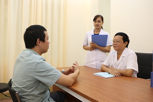 bác sĩ lai tư vấn cùng người bệnh bác sĩ lai tư vấn cùng người bệnh