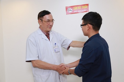 bác sĩ vân chúc mừng bệnh nhân khỏi bệnh bác sĩ vân chúc mừng bệnh nhân khỏi bệnh