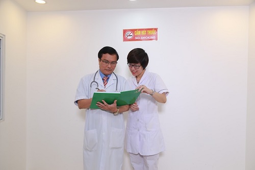 Bác sĩ kiên cùng trợ lý thảo luận Bác sĩ kiên cùng trợ lý thảo luận