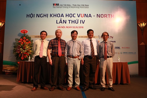 bác sĩ kiên đi dự hội nghị cùng đồng nghiệp